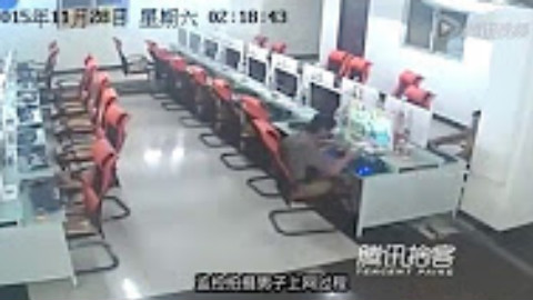 监控拍下男子网吧打LOL三天三夜猝死全过程。